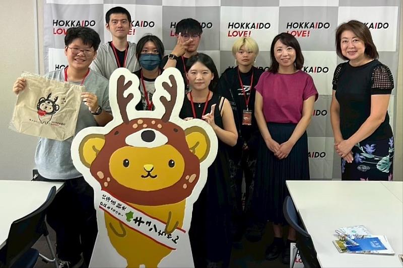 中華大學觀光學院學生（王千慈、趙妤欣、駱佳佑、彭鈺娠、張婷詒）在北海道美唄市實習，親身體驗日本地方產業，拓展國際視野。