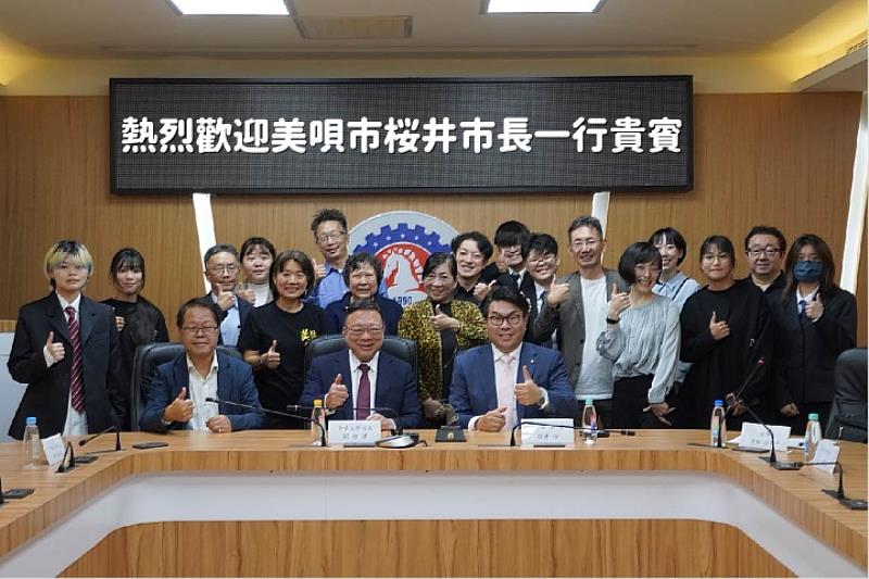 日本北海道美唄市市長桜井恒率領貴賓團隊蒞臨中華大學,與校方師生合影留念,見證雙方10年產學合作的深厚情誼。