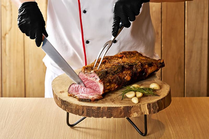 敘日全日餐廳歡慶10周年，推出身份證對對碰活動，憑身分證字號含「1」、「0」者享用餐9折，雙號則可再升級至8折優惠。另也推出六福老員工回娘家活動，只要曾於六福旅遊集團任職之工作，即可享「敘日全日餐廳」午餐、下午茶及晚餐時段買3送1優惠。（圖/六福旅遊集團提供）