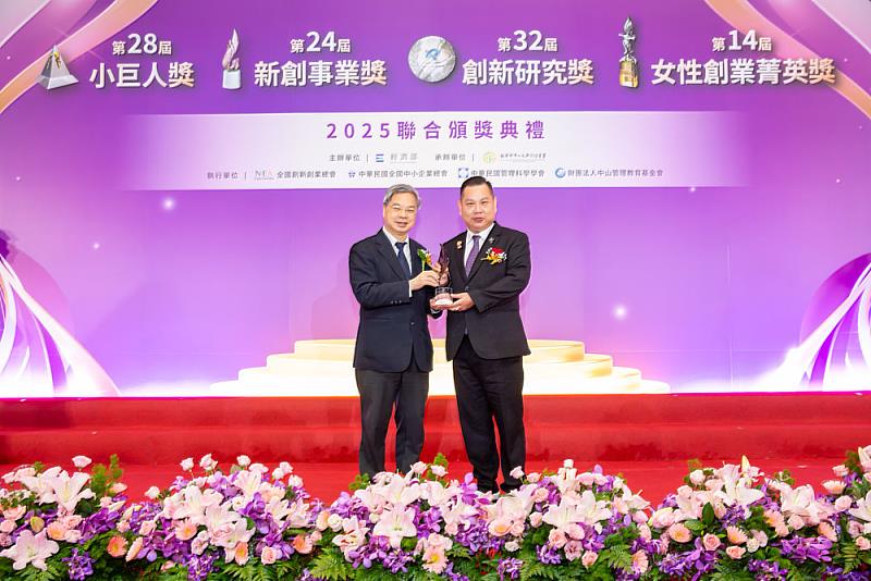 在一起永續科技（Join It Sustainable Tech.）以「可循環彩繪光電應用技術」勇奪第24屆新創事業獎－創新傳產組。由經濟部龔明鑫部長親自頒獎，肯定團隊在淨零建築、立面發電與循環材料上的技術突破，成功引領建築外牆邁向「會發電的永續載體」。