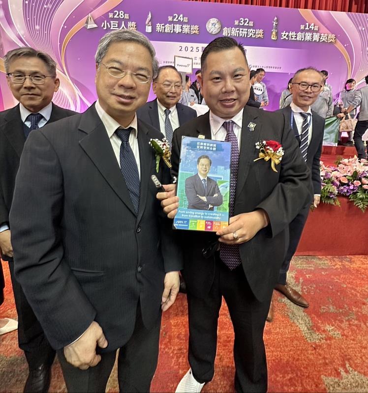 在一起永續創辦人薛煒立於典禮會後,向經濟部龔明鑫部長致贈專屬彩繪光電板。此款板材採用在一起永續獨家「可循環彩繪光電圖層技術」,象徵台灣淨零建築邁向新的里程碑,也展現企業在再生能源、碳權與建築永續上的前瞻布局。