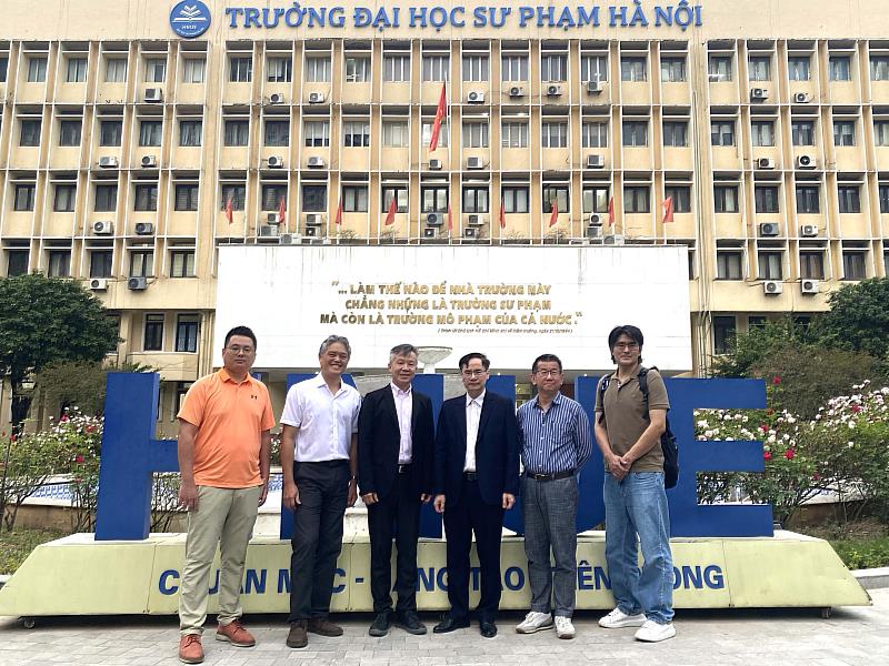 淡江大學理學院薛宏中院長（左3）、淡江物理系教授葉炳宏（左2）、董崇禮（右1）、杜昭宏（右2）及助理教授王孝祖（左1）同赴越南河內參與學術論壇。（圖／淡江大學提供）