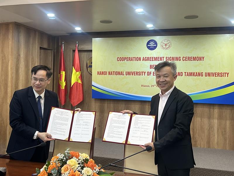 淡江大學理學院薛宏中院長（右）與越南河內國立師範大學自然科學研究所Luc Huy Hoang所長簽署合作備忘錄。（圖／淡江大學提供）