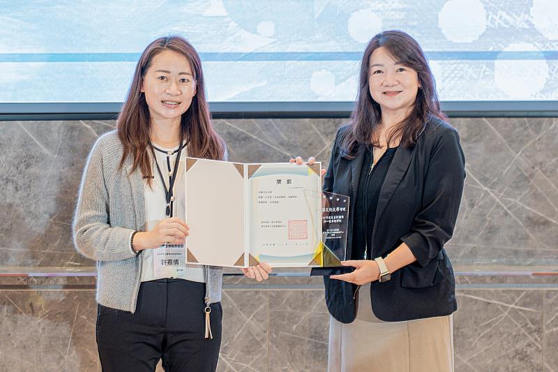 文化大學獲教育部「北一區友善校園獎卓越學校」，由許嘉倩副司長（左）授獎，李亦君學務長（右）代表受獎。