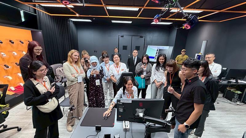 參觀BenQ實驗室。