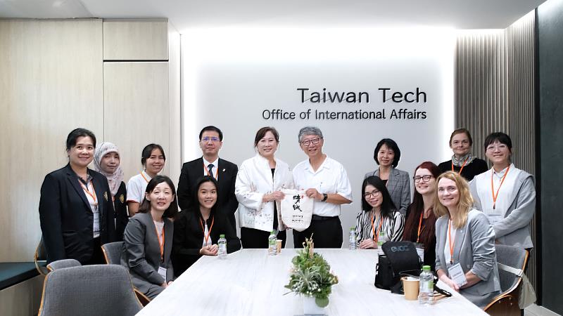 訪賓與楊光磊執行長及葉穎蓉國際長合影留念。