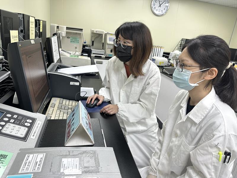 職場導師一對一教導青年。