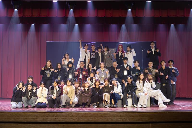 楊佳虔老師與幕後團隊合影，展現形象系學生在舞台、道具與行政上的專業實力。