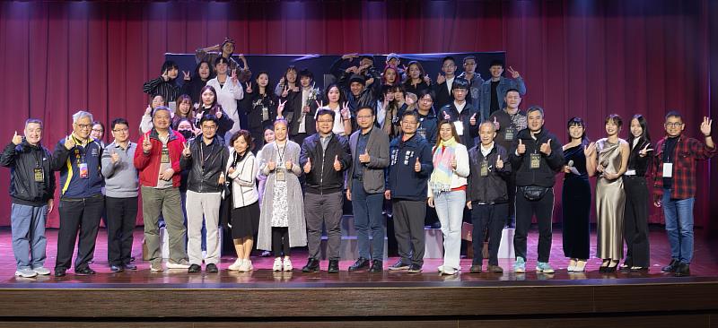 林玥秀前校長出席支持（左6），郭鐘達校長（右10）、師長們與全體畢業生合影，為本屆畢展畫下圓滿句點。