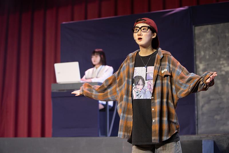學生以自然演技帶出角色的迷惘與覺醒。