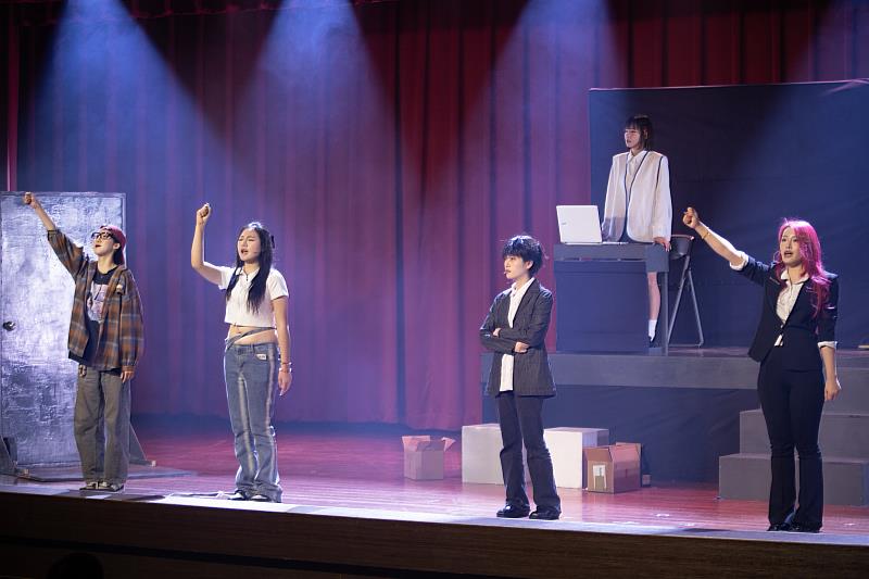 主要演員在劇中激烈對戲，以真實情緒帶動全場氛圍。