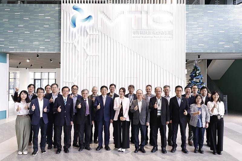 金屬中心與中山大學團隊於海洋科技產業創新專區合影。