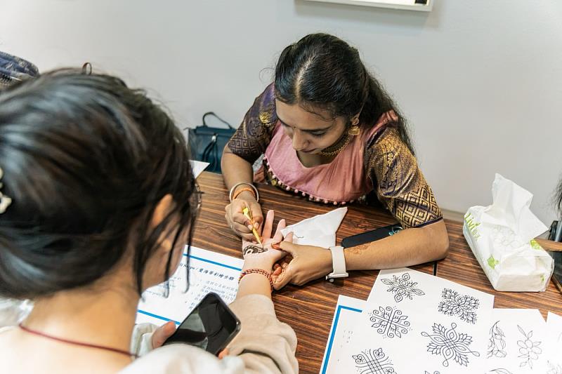 印度學生協助參加者進行曼海蒂彩繪，讓同學透過親身創作感受印度藝術文化的細緻與魅力。