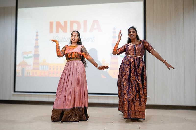 印度學生帶來精彩的傳統舞蹈表演，鮮豔服飾與熱情舞步成為全場焦點，熱鬧氣氛令人難忘。