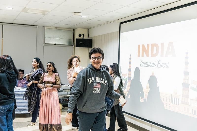 來自各國的學生共同體驗印度傳統遊戲，現場笑聲不斷，展現跨文化互動的活力與趣味。