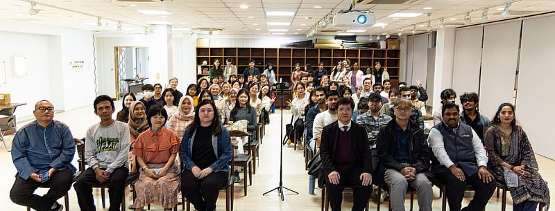 活動結束後，參與的本國與國際學生、老師及工作團隊一起合影，展現雲科大多元文化交流的溫馨與凝聚力。