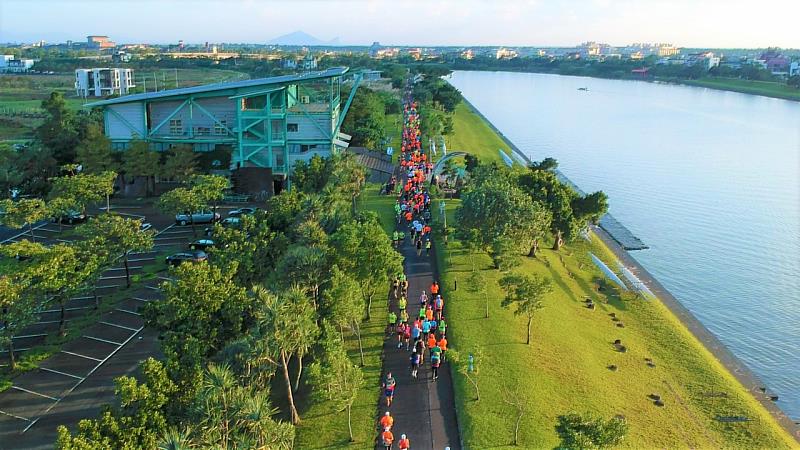 賽道沿著河畔自行車道規劃，途經火紅的利澤簡橋與冬山河景緻。