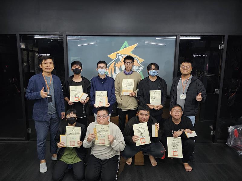 電遊學程頒發113學年度第2學期「書卷獎」與「學業成績優異獎」，師生全體合影。