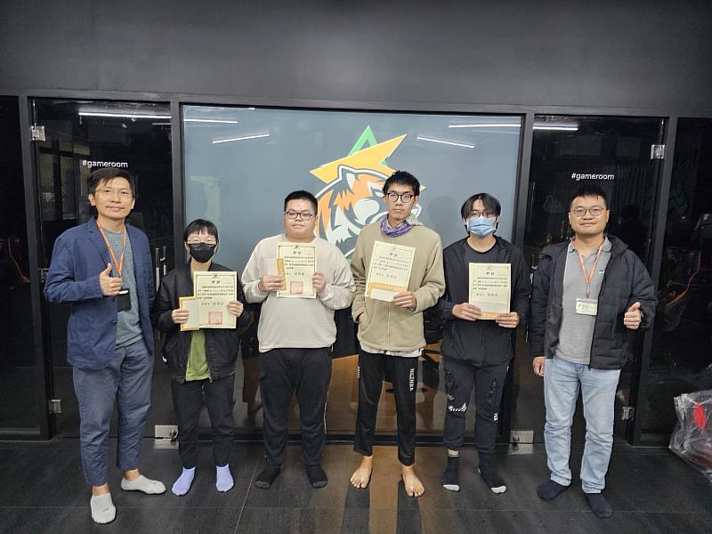 電遊學程主任葉俊吾（左1）、副主任鄭郁翰（右1）頒發「學業成績優異獎」。