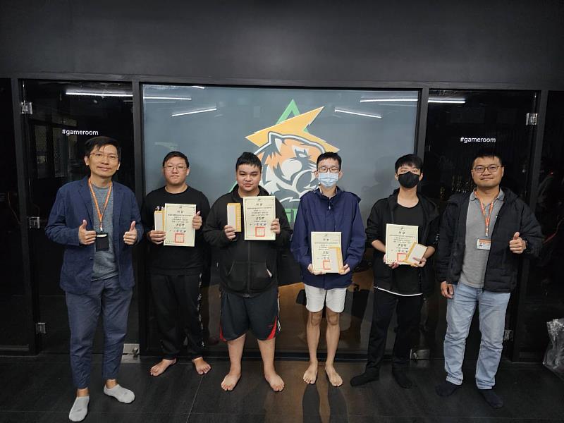 電遊學程主任葉俊吾（左1）、副主任鄭郁翰（右1）頒發「書卷獎」。