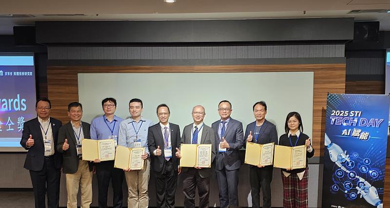 由資策會軟體院主辦的「2025 A* Awards金仝獎」於11月18日舉行頒獎典禮，資策會范俊逸執行長（中）、資策會楊仁達副執行長（左2）、中華軟體公會沈柏延理事長（右3）、資策會軟體院蒙以亨院長（左1）與獲獎團隊共同合影。