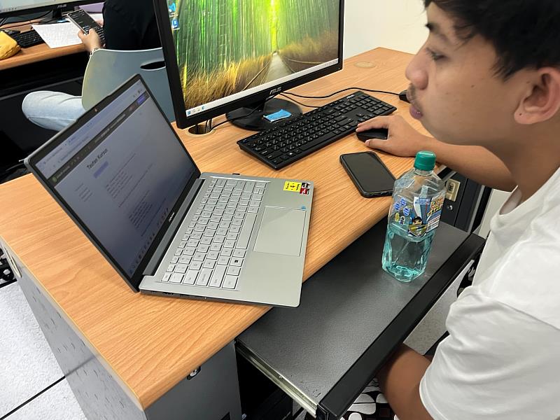 印尼同學研究AI工具的多項功能與指令運作方式。