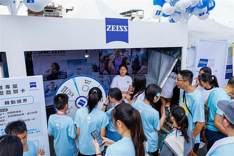 蔡司台灣於活動現場設置兩大互動攤位，並準備多項精美好禮，吸引上千名跑者到現場攤位互動，展現品牌科技魅力。