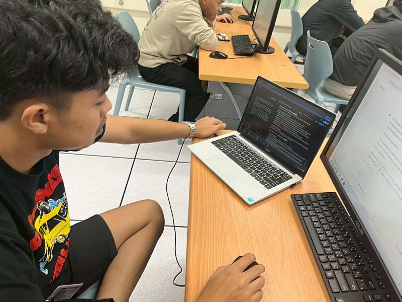 學生同時運用桌上型電腦與筆記型電腦進行整合性的操作。