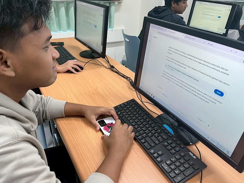 研習課程採全英語授課，協助學生掌握AI工具，提升服務報告撰寫、成果呈現及跨文化溝通能力。