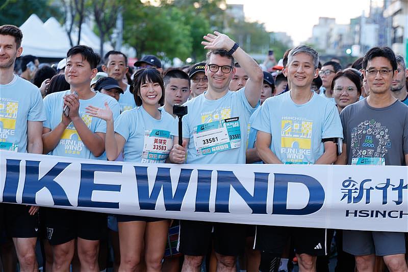 蔡司大中華區總裁Martin Fischer 今年特別來台參加馬拉松盛事，與跑者一起踏上賽道，跟著新竹市一起Seeing Beyond。