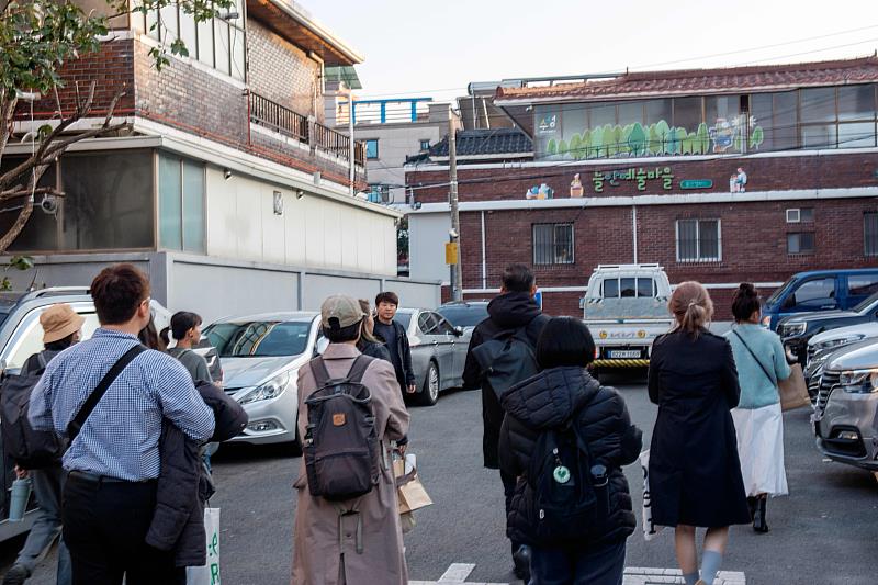 走訪德安藝術村，觀察以街區為場域、創作與生活共構的工藝實踐模式。