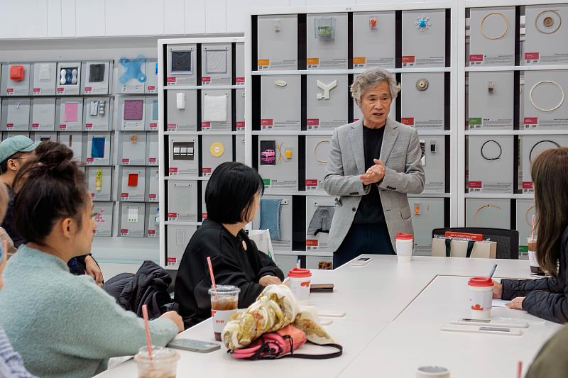 參訪大邱慶北設計振興院材質資料室，了解材料資料庫與產業媒合平台的運作方式。