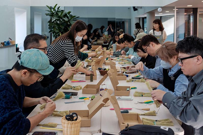 臺灣工藝師於德安藝術村參與韓方工藝師指導之苧麻小掃把編製，理解材料操作與結構形成方式。