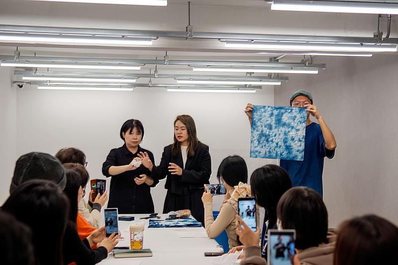 臺灣工藝師於藝術村舉辦藍染與框織卡片工作坊，社區居民自願報名參與，透過手作建立技藝共享與交流。