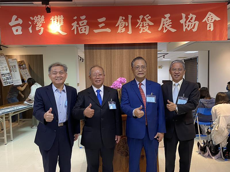 崑大學術副校長侯順雄(左起)、新任理事長蔡福氣、卸任理事長王建福、聖約翰科大校長唐彥博博士共同合影。