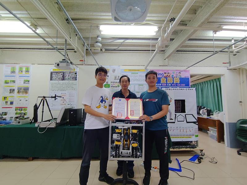 電機系團隊「棒球神投」以作品「棒球投球智慧機器人創業」勇奪創業構想組第1名。