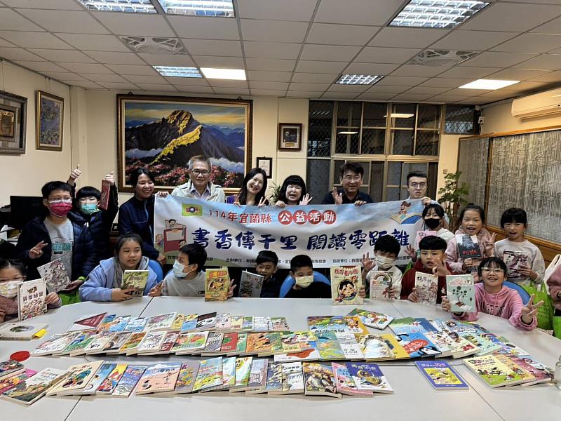 救國團「書香傳千里．悅讀零距離」偏鄉學童贈書活動於竹安國小溫馨展開。