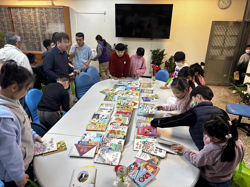 救國團「書香傳千里．悅讀零距離」偏鄉學童贈書活動於竹安國小溫馨展開。