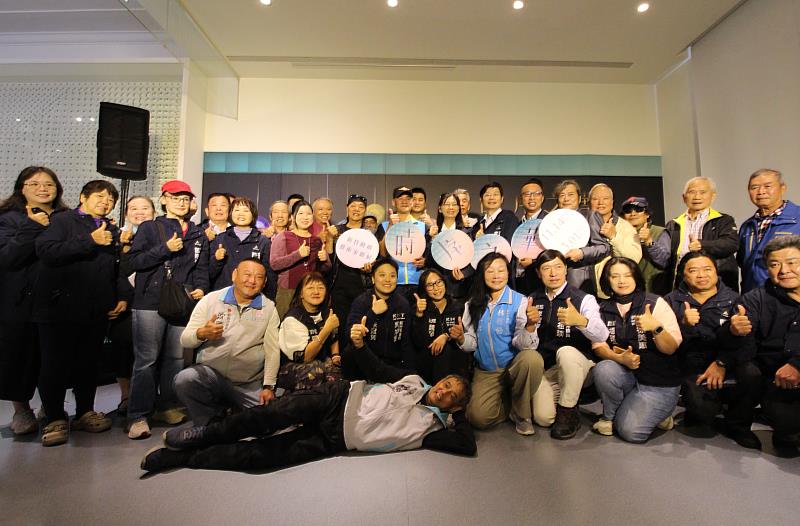 《時序之華》新竹玻璃藝術家聯展開幕記者會來賓大合影。