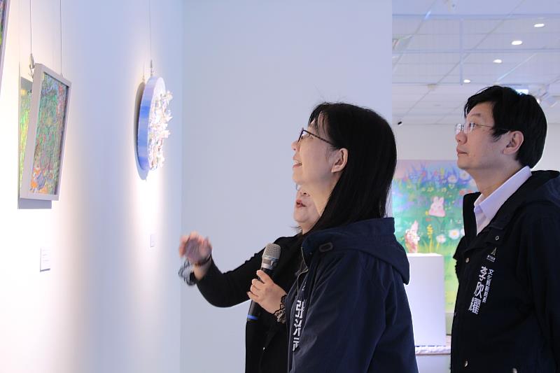 張治祥秘書長參觀第二特展室《序春》。