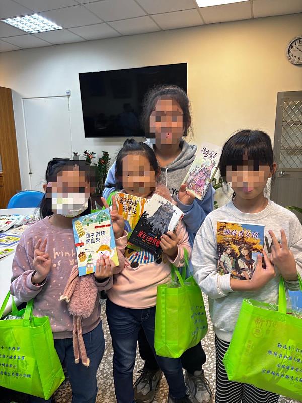 救國團「書香傳千里．悅讀零距離」偏鄉學童贈書活動於竹安國小溫馨展開。