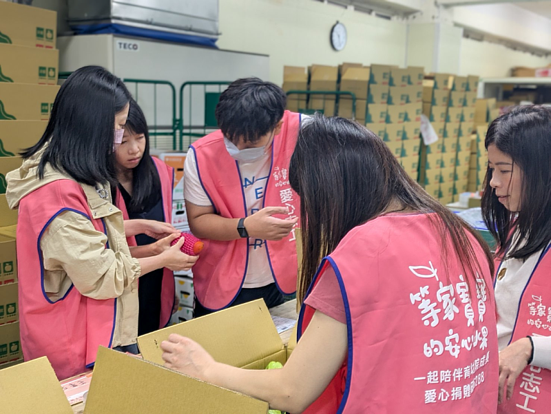 等家寶寶協會志工用心檢查每一樣蔬果，確保品質無虞，再將愛心打包裝箱，送往育幼院孩子的餐桌。