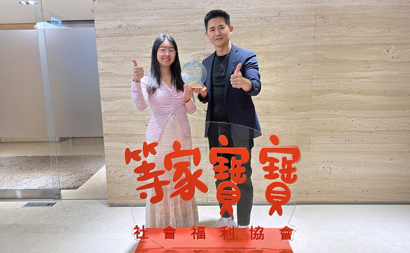 維科生技董事長呂世博（右）接受來自等家寶寶協會的誠摯感謝，肯定企業支持「安心蔬果計畫」的公益行動。