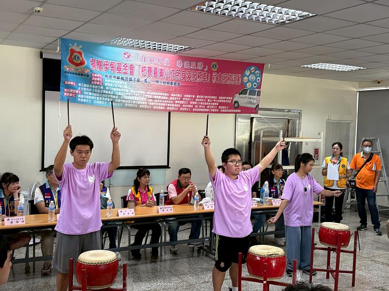 小作所學員在活動中，用熱情太鼓表演，歡迎到訪貴賓。