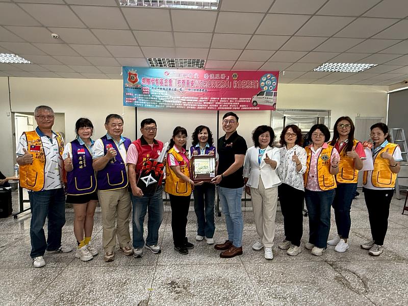 高雄市新強薇獅子會看見屏東在地服務需求，捐贈車輛讓服務更安全、便利。