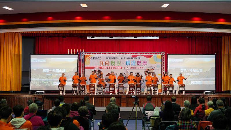 竹南塭內社區震撼人心的太鼓表演中揭開序幕。