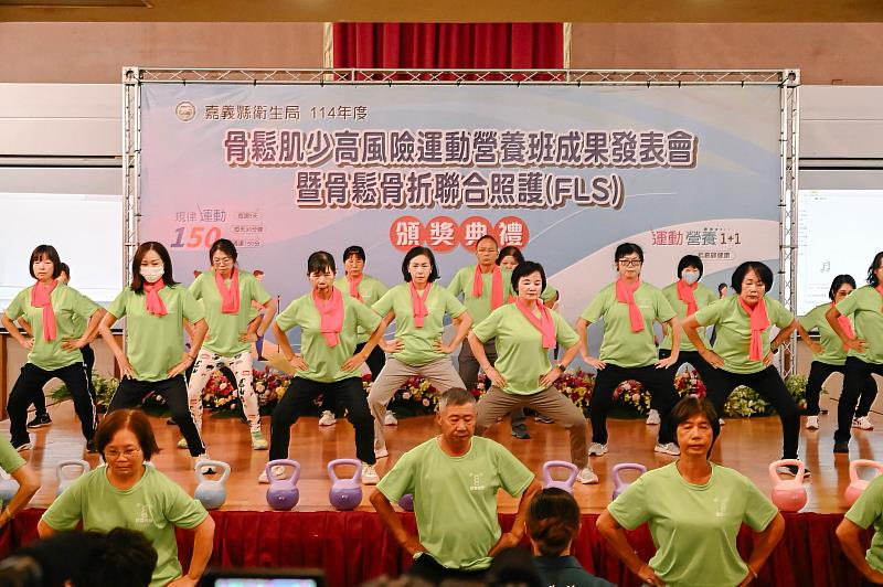 南華大學舉辦嘉義縣骨鬆肌少運動營養班成果展，學員表演太極八段錦。