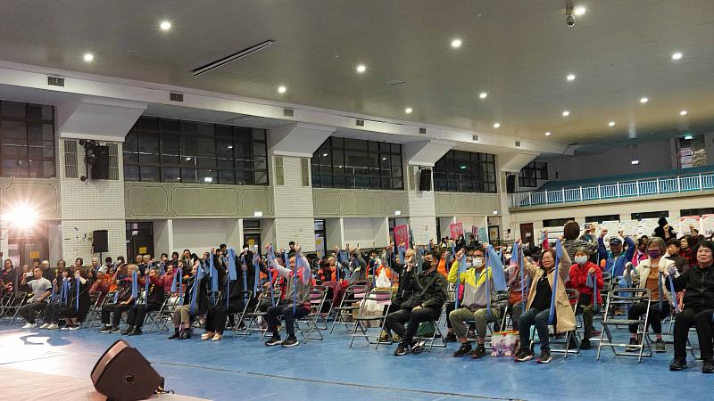 平興社區與健康促進學生團隊帶來的「長者活力健康操」。