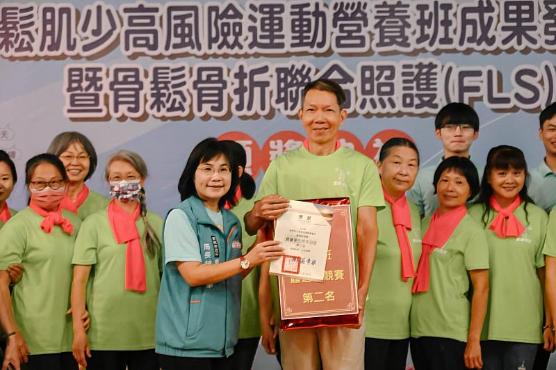 南華大學執行嘉義縣骨鬆肌少運動營養班，民雄鄉衛生所榮獲日間班體適能競賽獎第2名，由趙紋華局長（前排左3）頒獎。
