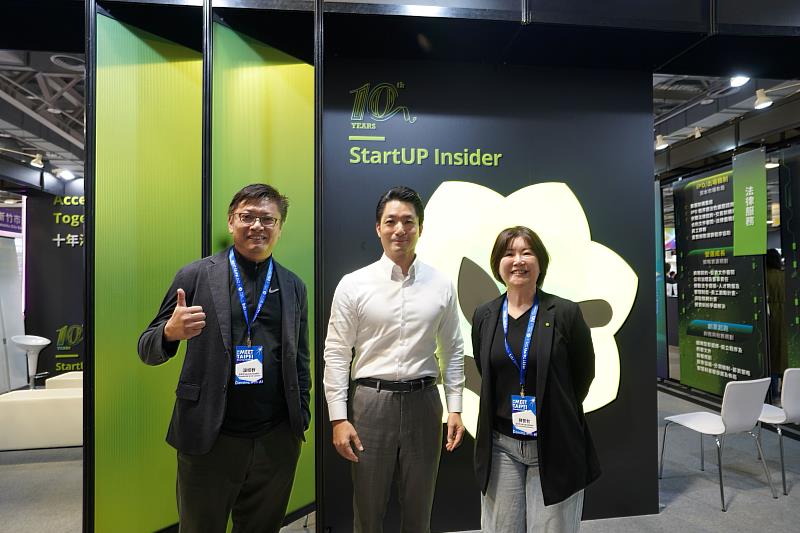 勤業眾信參與「2025 Meet Taipei創新創業嘉年華」，台北市長蔣萬安蒞臨攤位參觀交流，與勤業眾信科技與轉型服務資深執行副總經理溫紹群（左1）、勤業眾信新創事業服務團隊負責人陳薔旬（右1)合影。